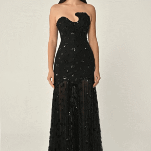 فستان طويل بدون حمالات من التل مزين بالترتر